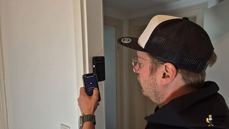 Das SwitchBot Lock Ultra wird per App in ein bestehendes Smart Home-System eingebunden.